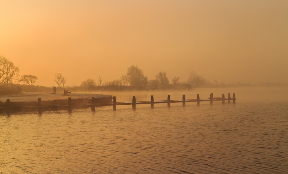 De opkomende zon breekt door de mist boven het meer. Locatie, Langweerderwielen (Langwarder Wielen) en omgeving 03