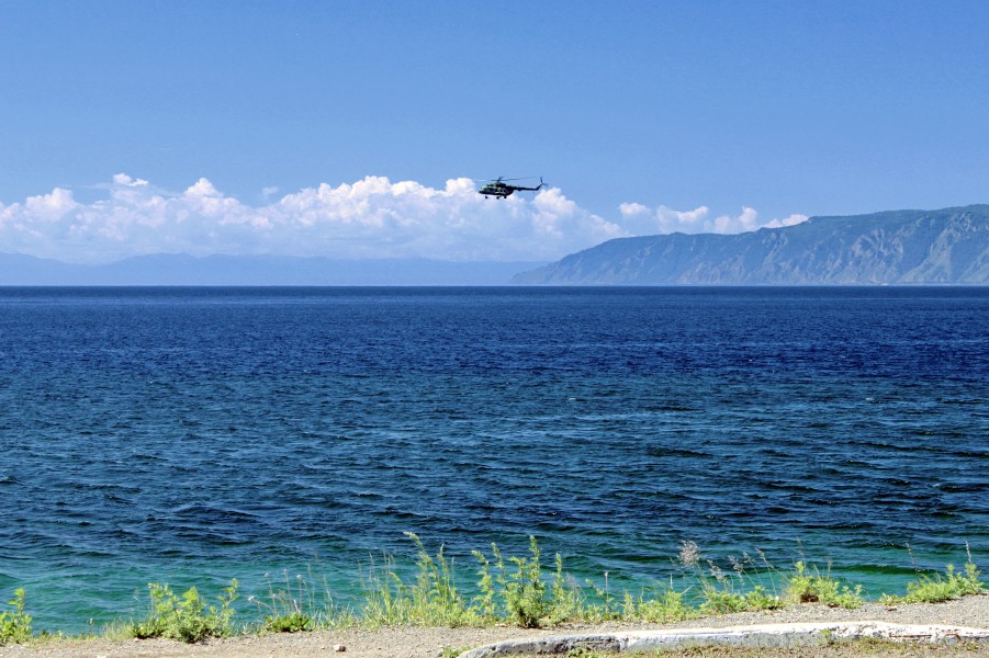 Helikopter nad jeziorem Bajkał