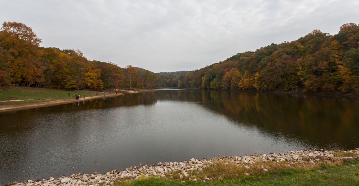 Lago Strahl, Parque Estatal Brown County, Indiana, Estados Unidos, 2012-10-14, DD 01