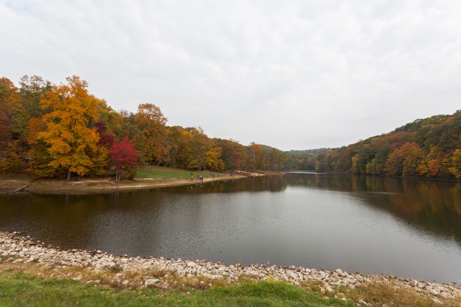 Lago Strahl, Parque Estatal Brown County, Indiana, Estados Unidos, 2012-10-14, DD 02