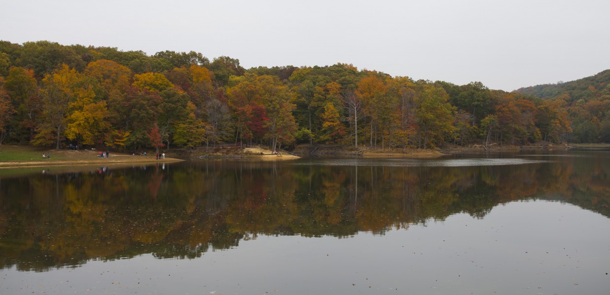 Lago Strahl, Parque Estatal Brown County, Indiana, Estados Unidos, 2012-10-14, DD 06