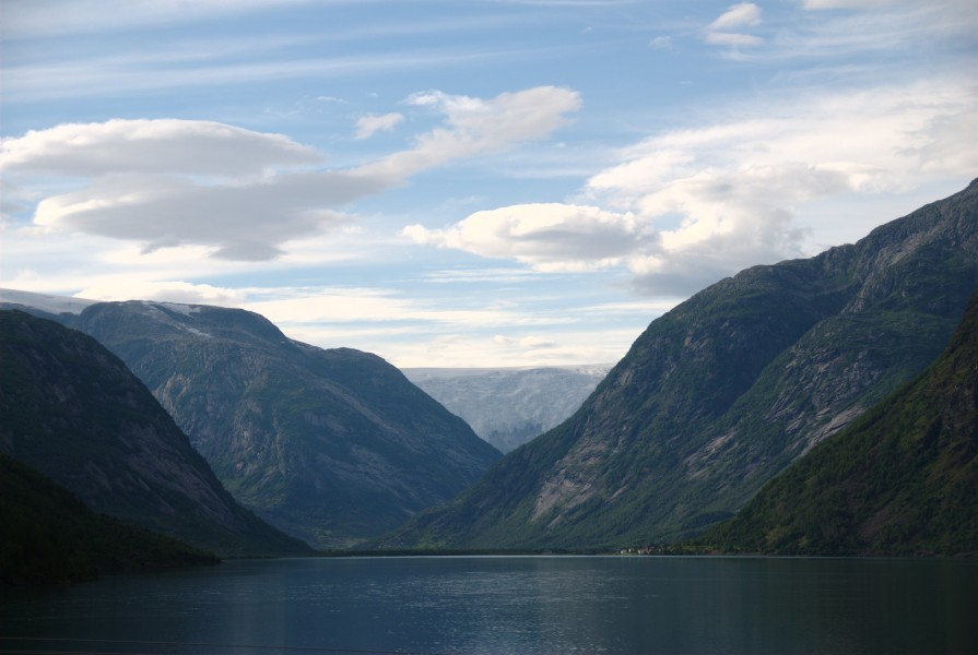 Veitastrondsvatnet og Jostedalsbreen (0395)