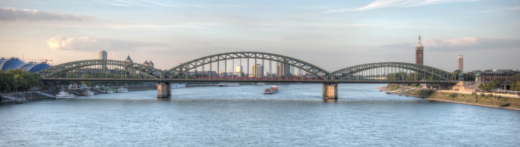 Vollansicht der Hohenzollernbrücke von der Deutzer Brücke aus