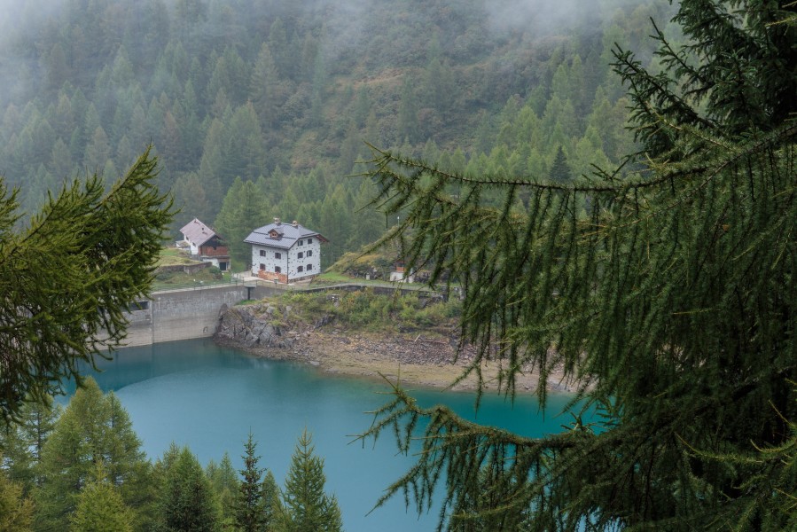Wandeltocht rond Lago di Pian Palù (1800 m). in het Nationaal park Stelvio (Italië). Huis bij de stuwwand 02