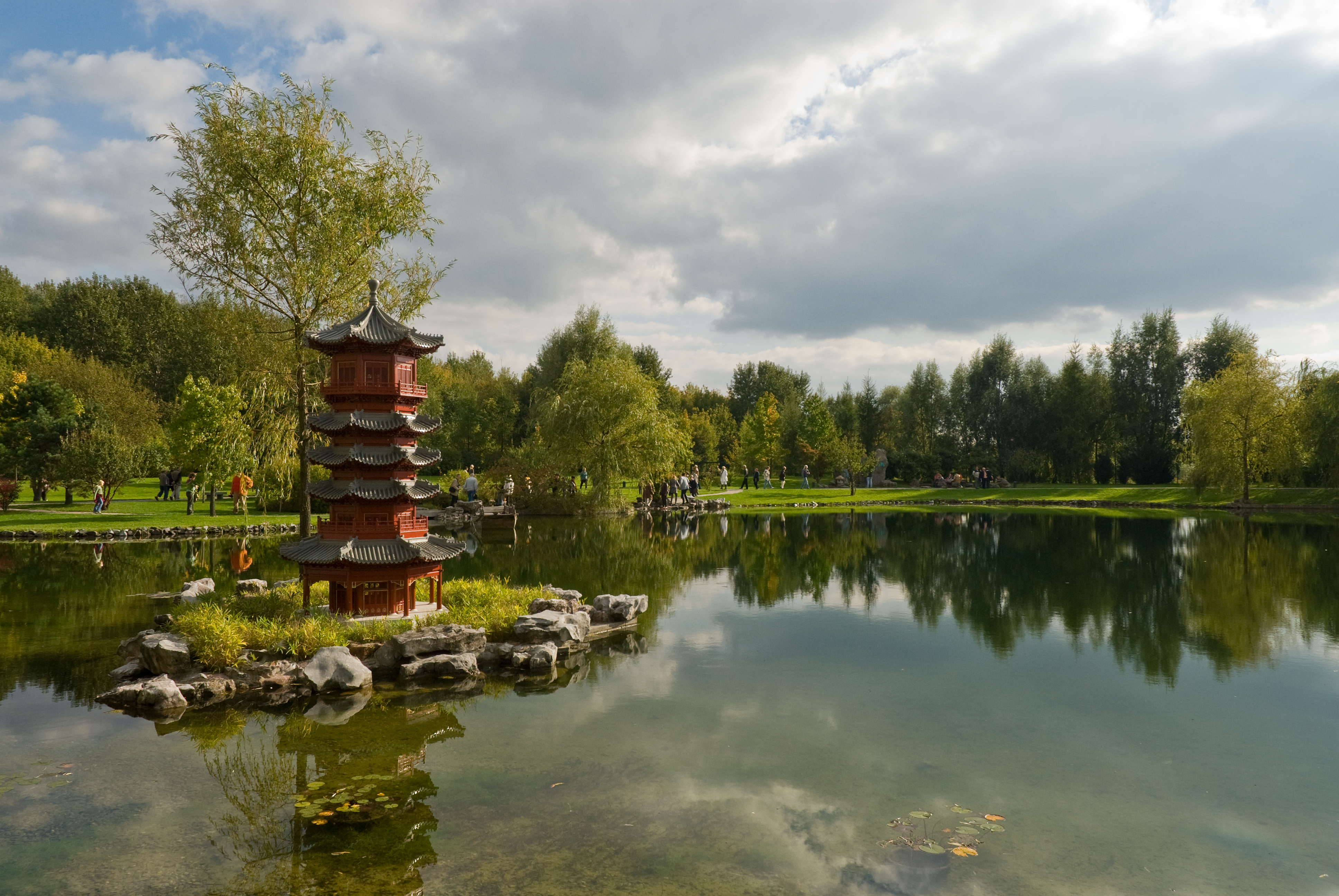 See im Chinesischen Garten Berlin-Marzahn (2007)