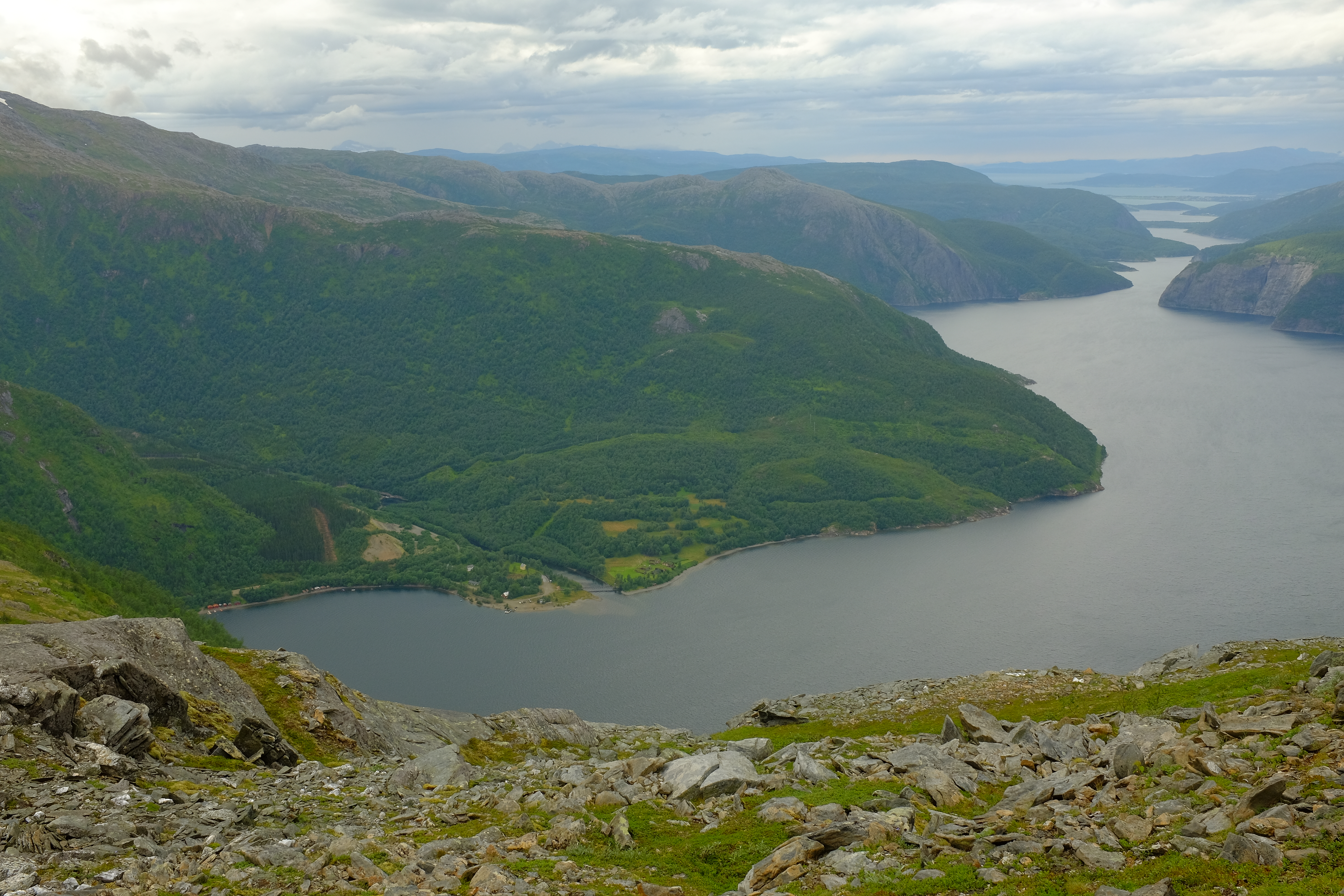 Sjønstå seen from the region of Kvanntotinden