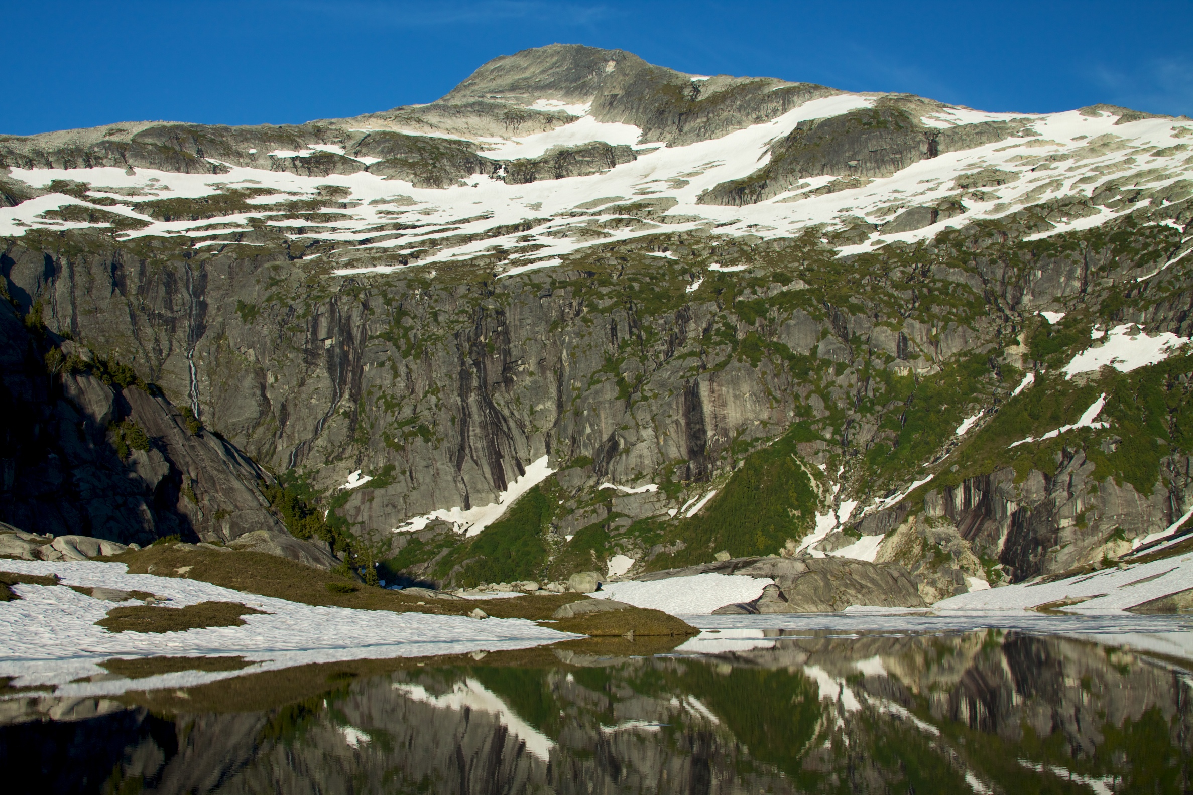 Steep cliffs surround Sun Lake (6443858095)