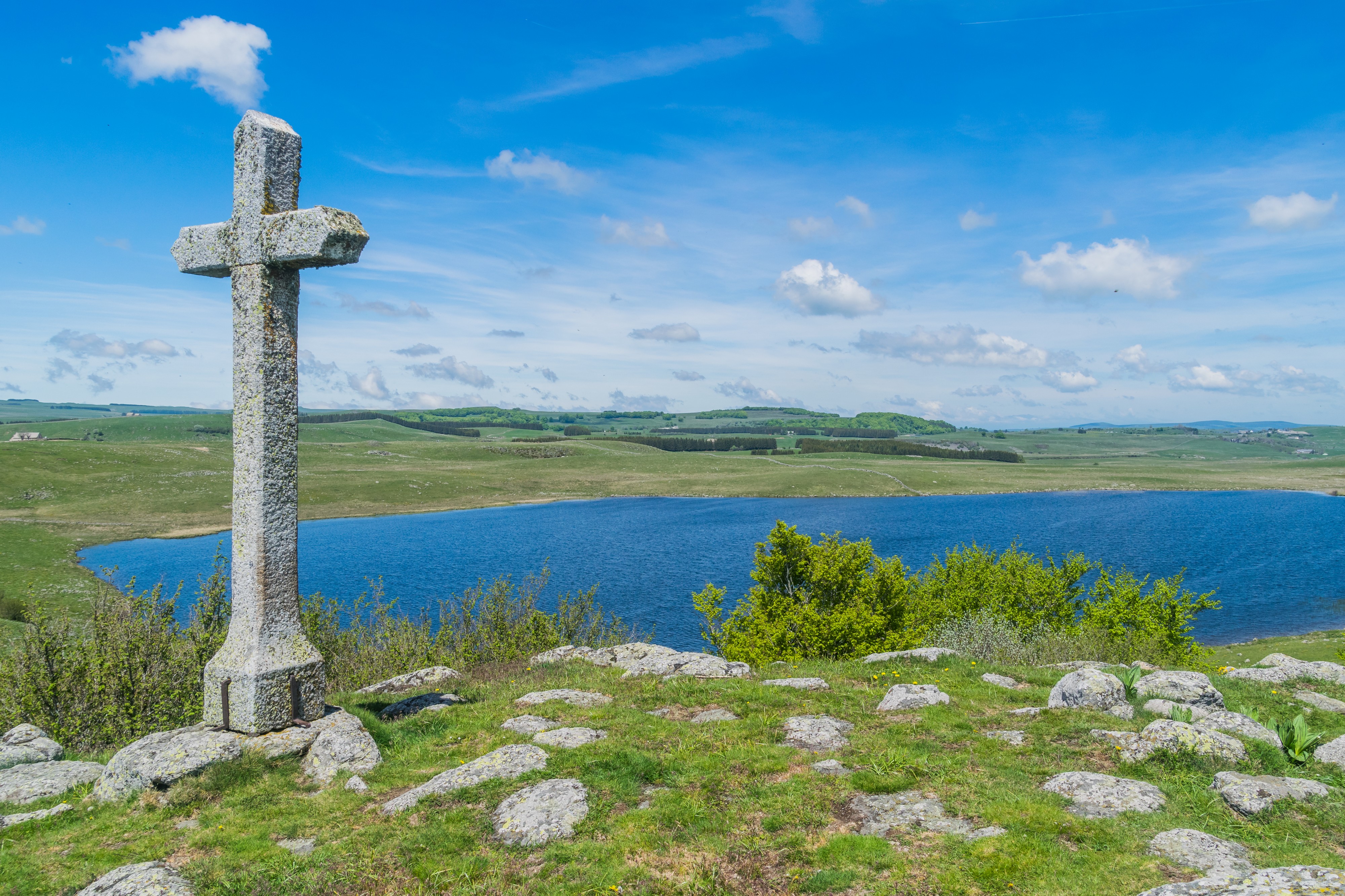 Cross and Lac de Saint-Andéol