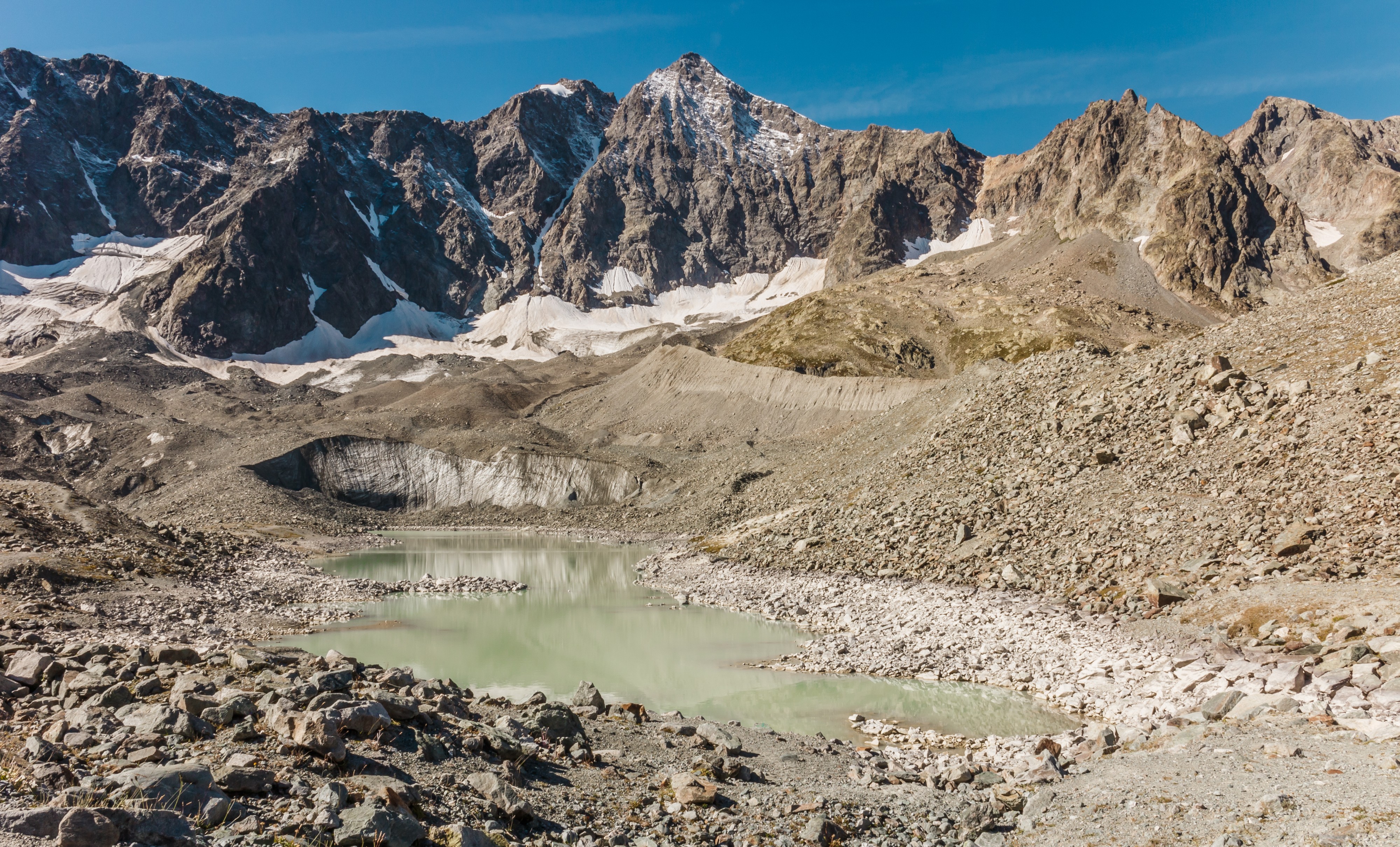 Gletsjermeer van Arsine (2460 m.) Écrins National park, France 02