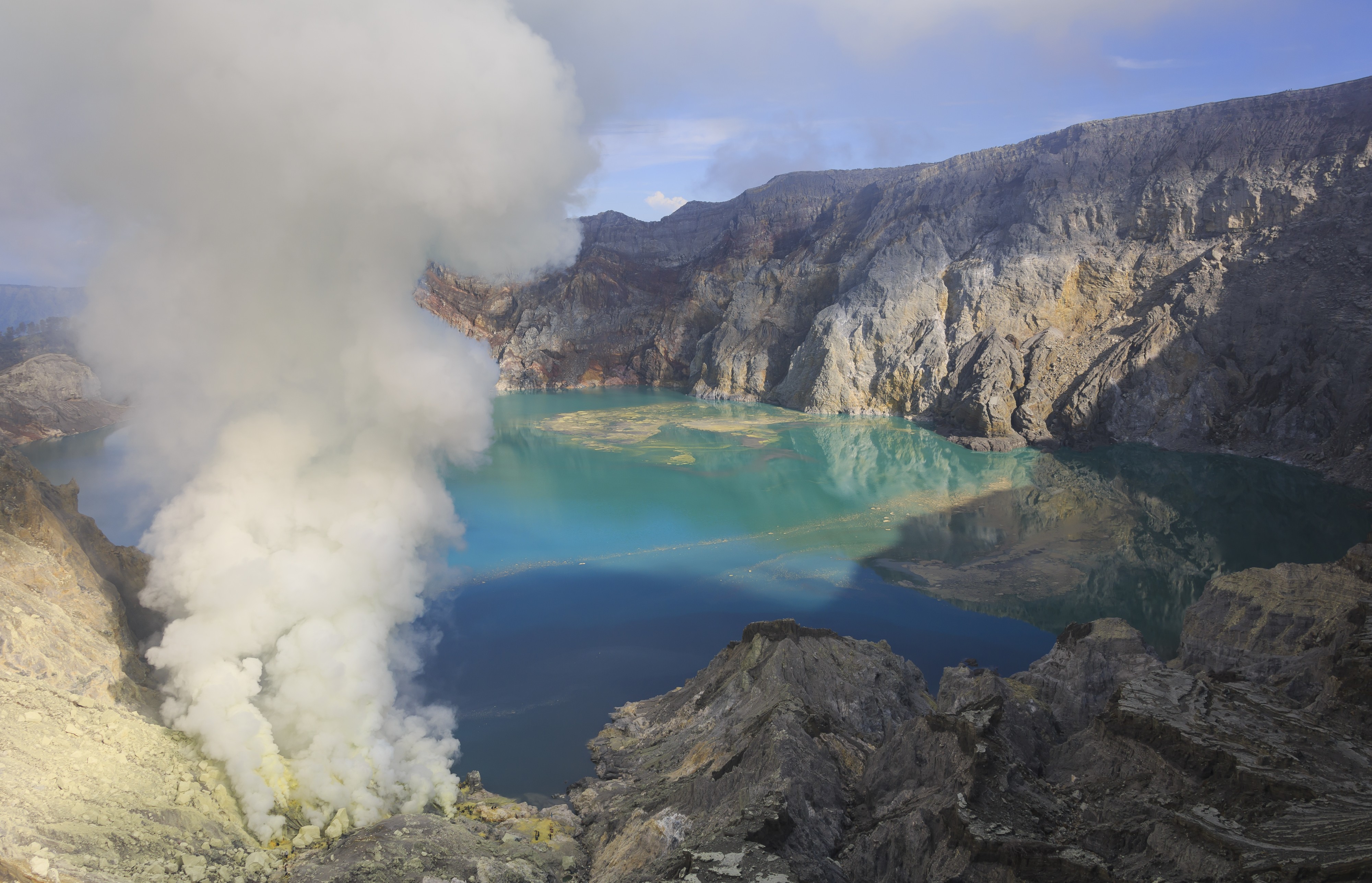 Kawah-Ijen Indonesia Acidious-Lake-at the-floor-of-the-crater-01