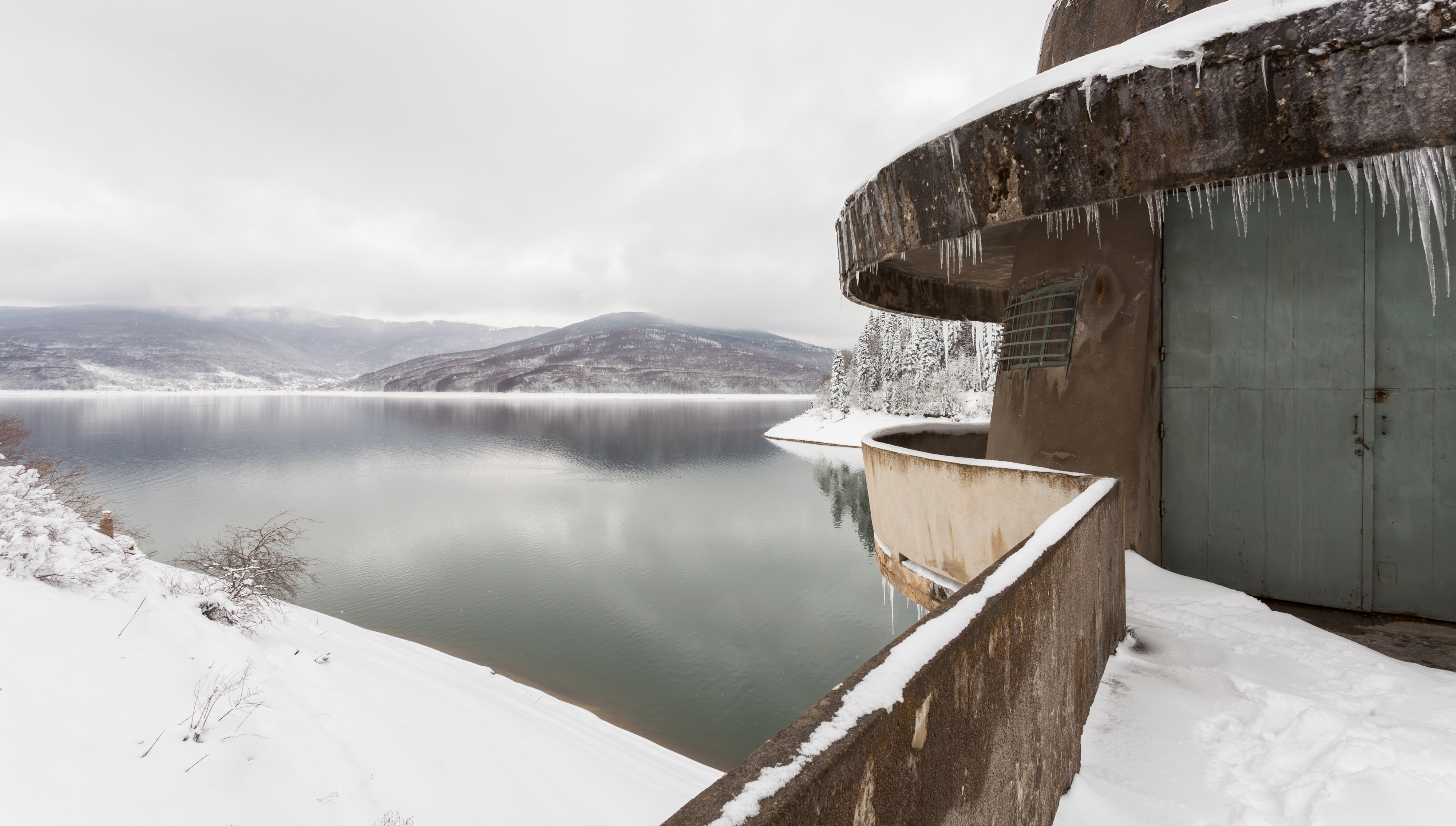 Torreón de la presa del lago Mavrovo, Macedonia, 2014-04-17, DD 05
