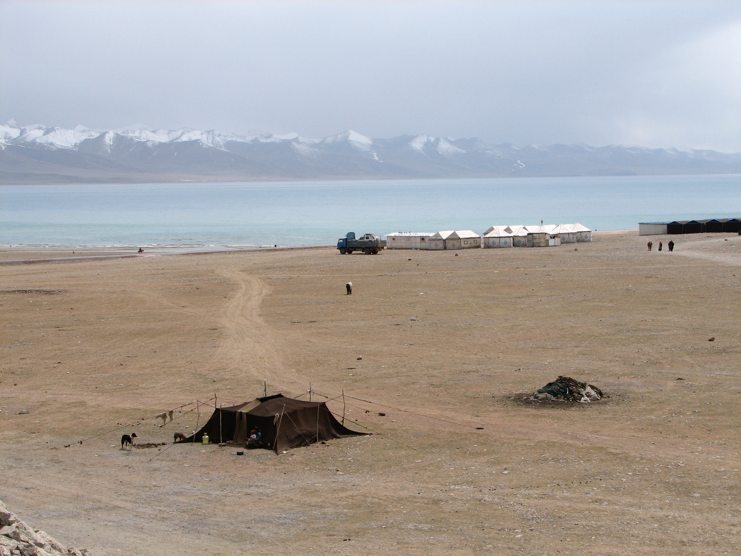 Tibet 06 - 026 - Nomad tents at Nam Tso (147430825)