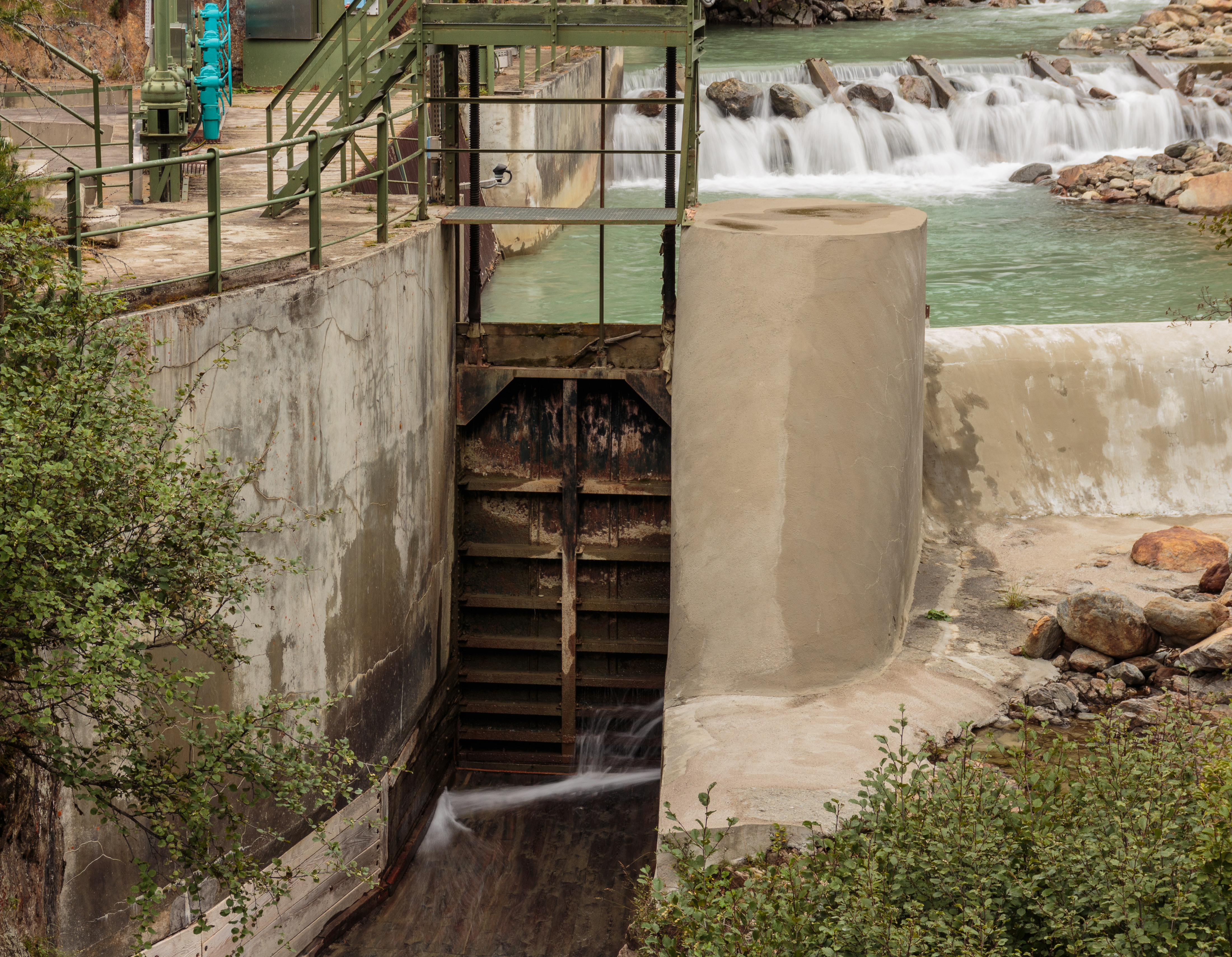 Waterwerken bij centrale Malga Mare. Bergtocht van parkeerplaats bij centrale Malga Mare naar Lago del Careser 02