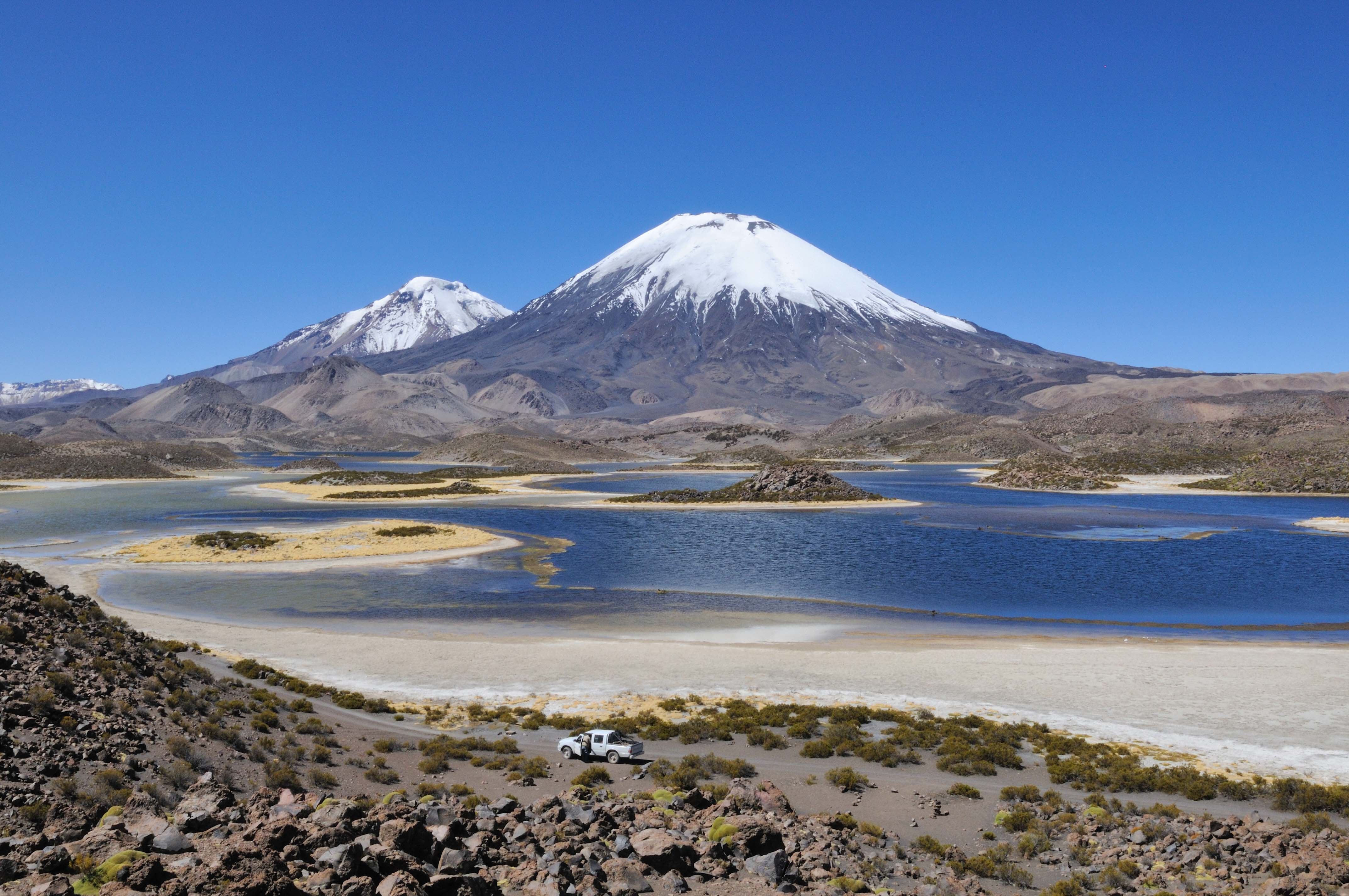 Paisaje de montañas entre la frontera Bolivia-Chile