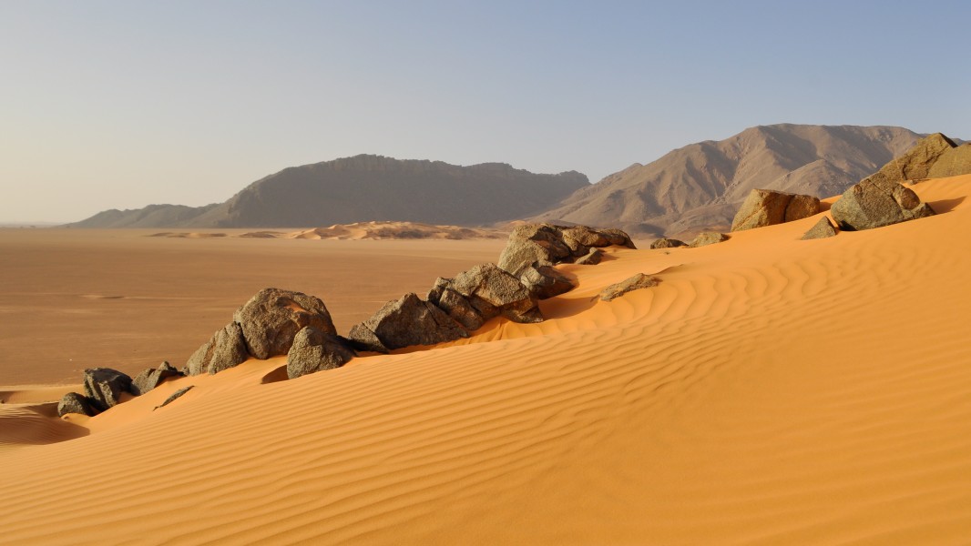 Dune de sable au parc Culturel De l'Ahaggar crop