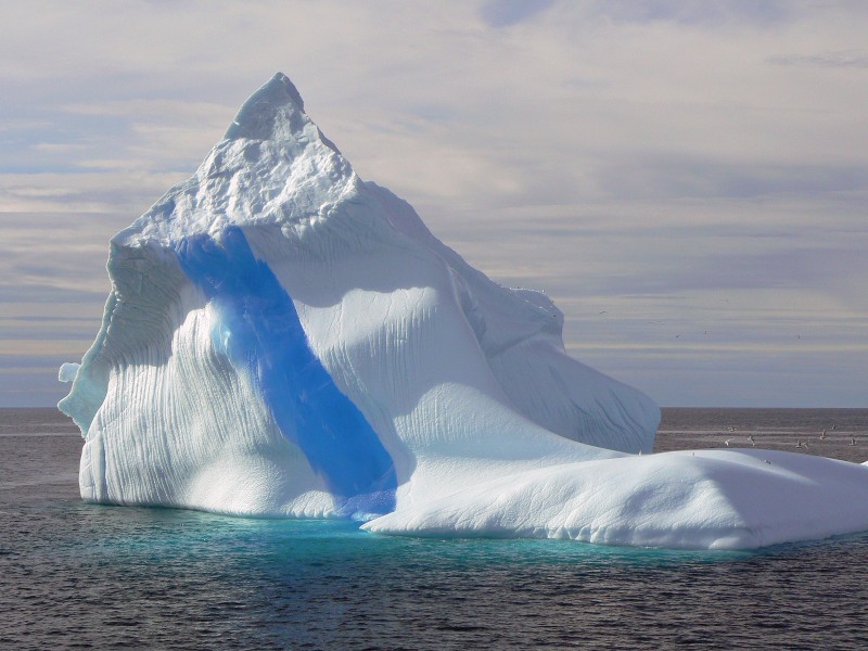 Eisberg mit blauem Streifen