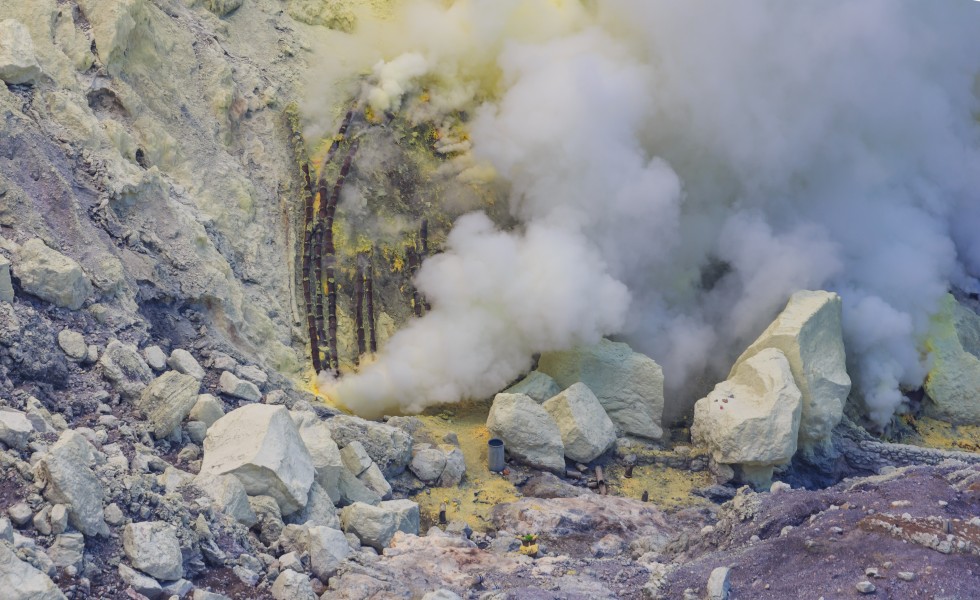 Kawah-Ijen Indonesia The-sulfur-mine-at the-floor-of-the-crater-03