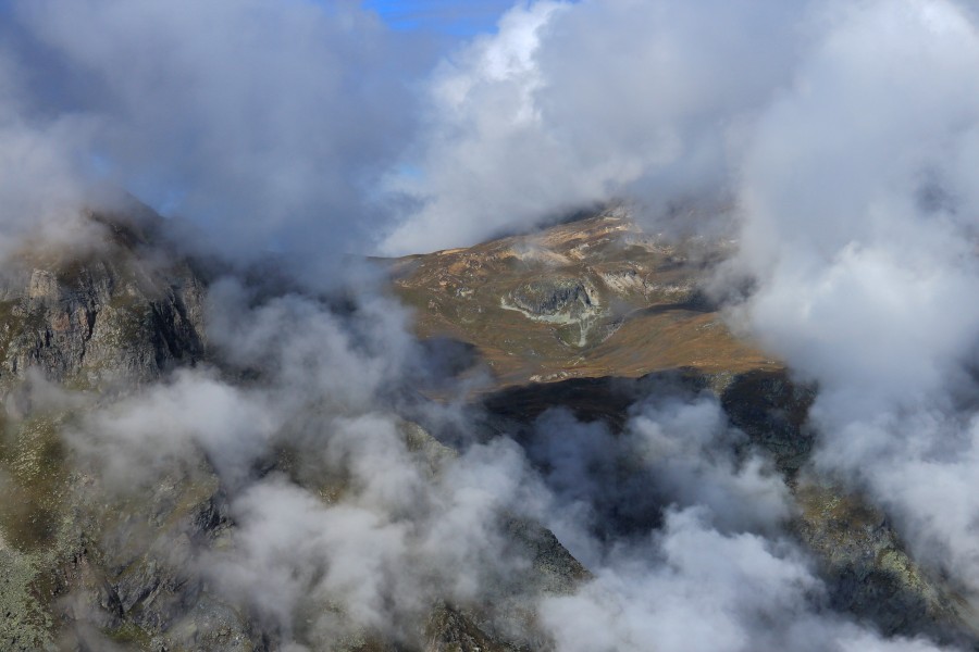 Sorebois Val d'Anniviers (2438 m). Grillige wolken spelen tussen de bergflanken