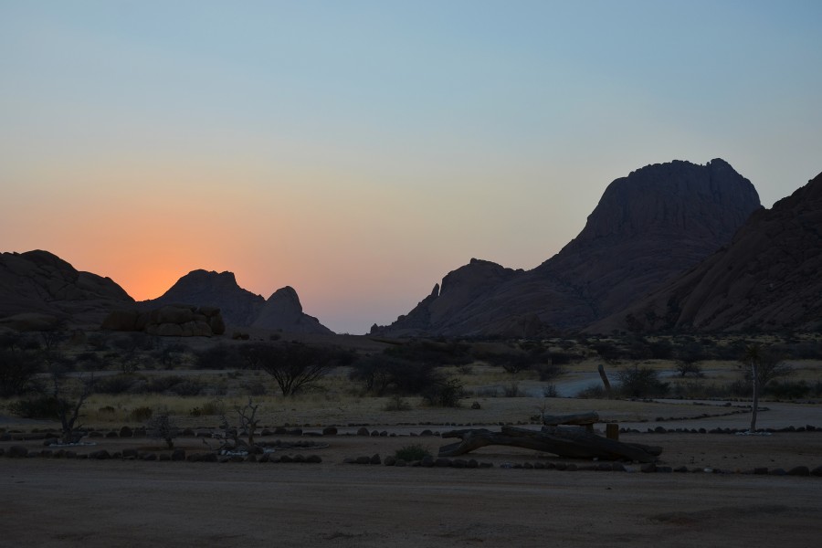 Západ slunce na Spitzkoppe - Namibie - panoramio