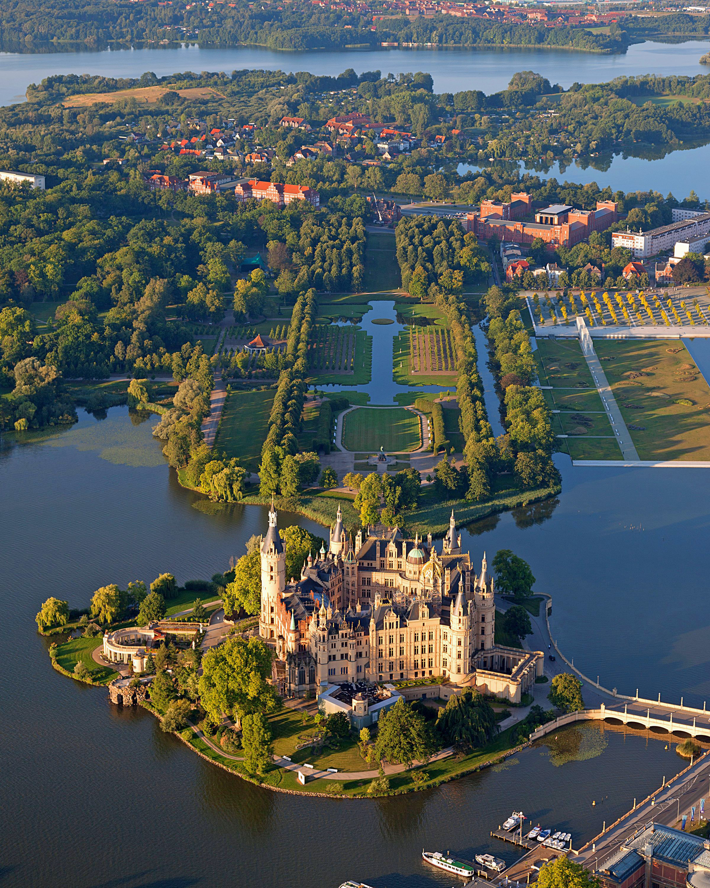 Schweriner-Schloss-Insel-See-2012-001