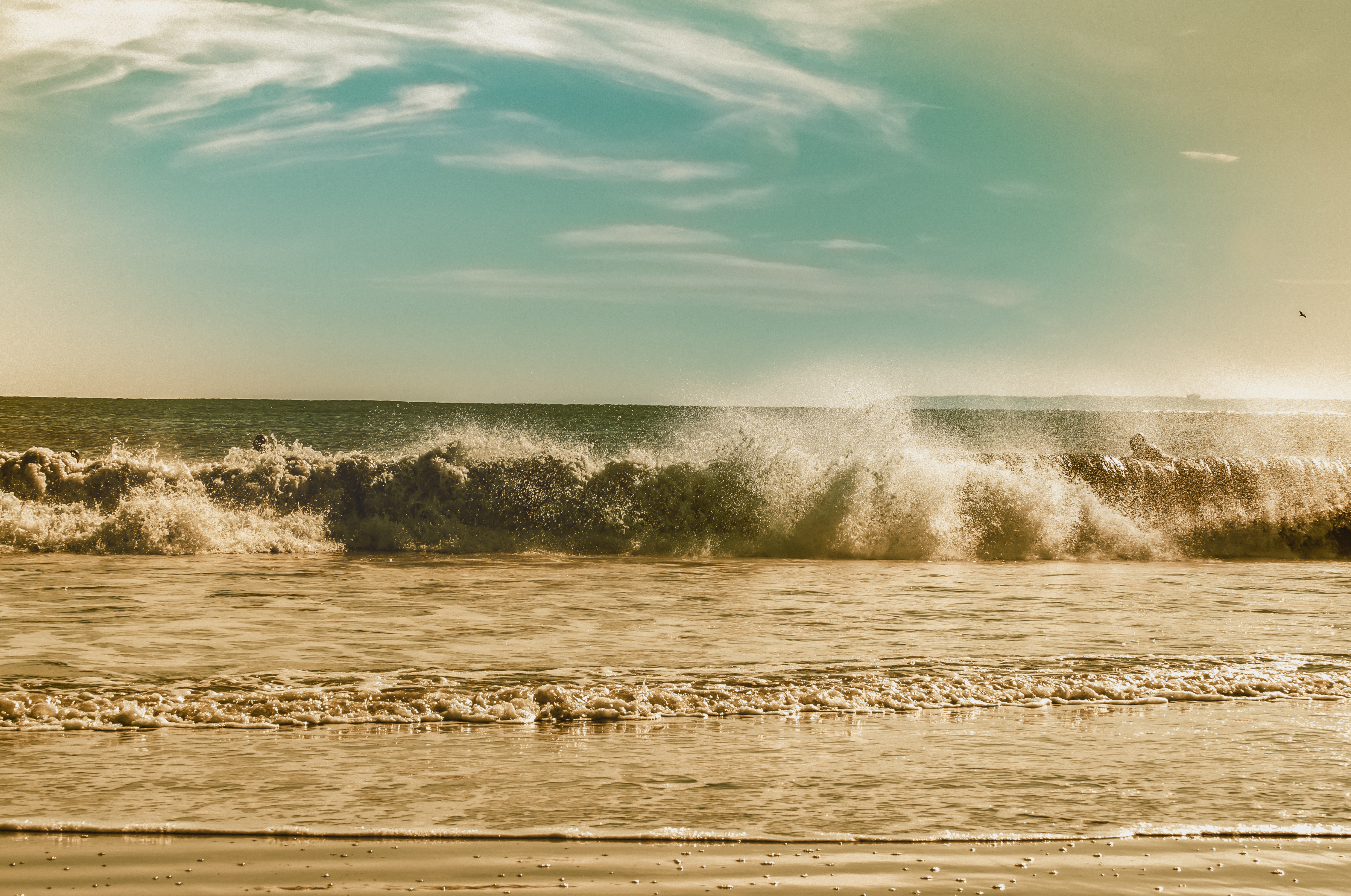 Strong waves at the beach