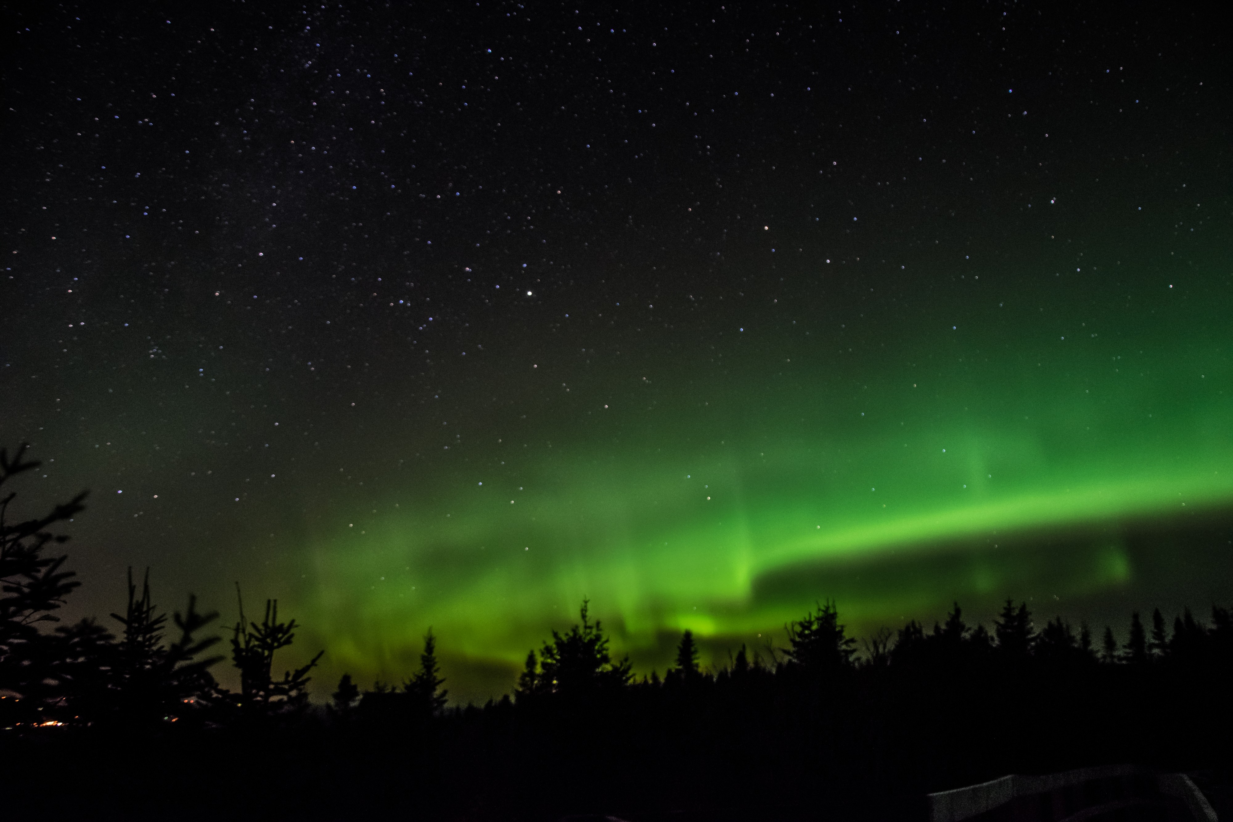 Une Aurore polaire dans les Monts Valin (Saguenay, Québec, Canada) 2016-09