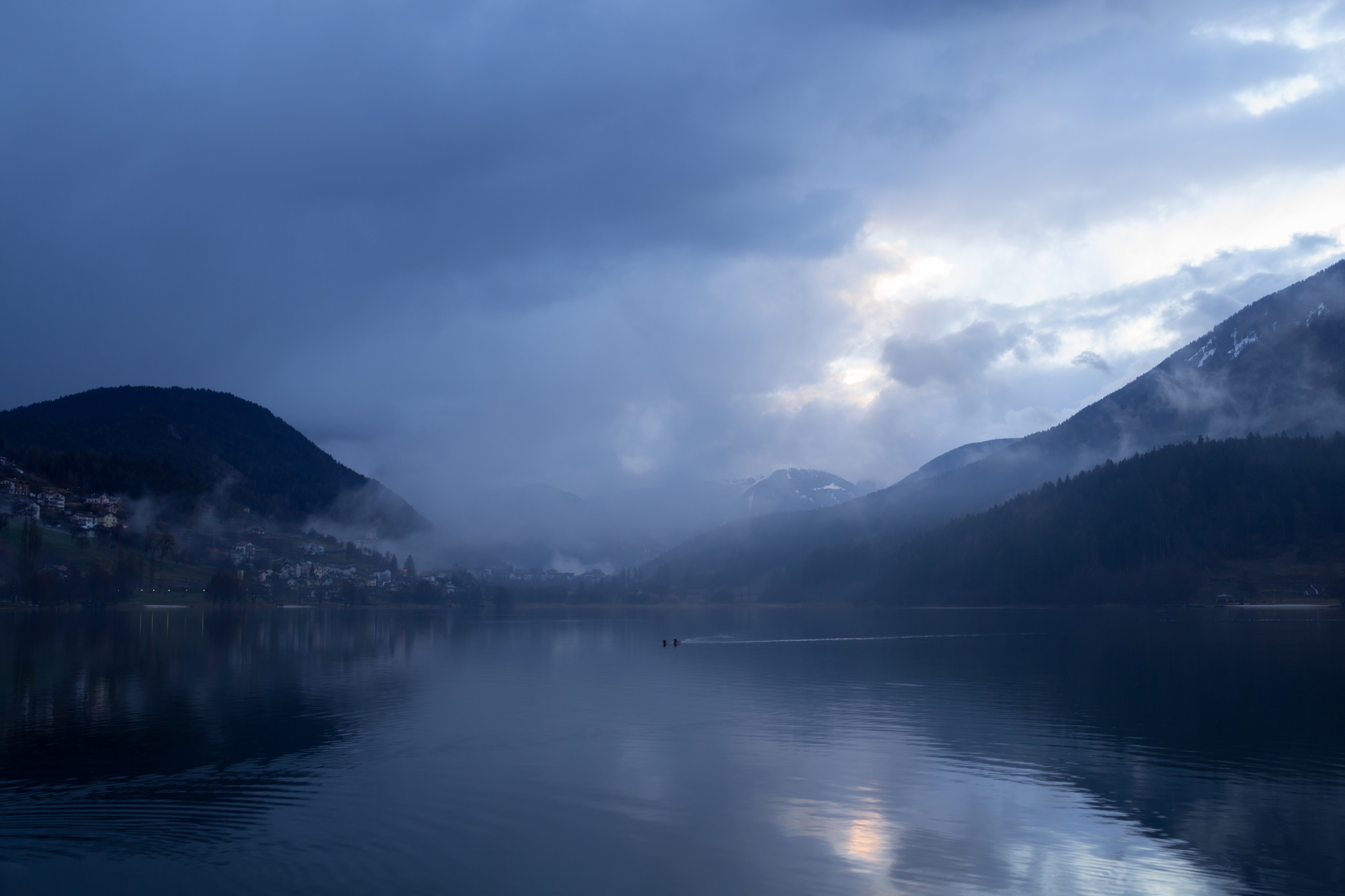Lago di serraia e nuvole