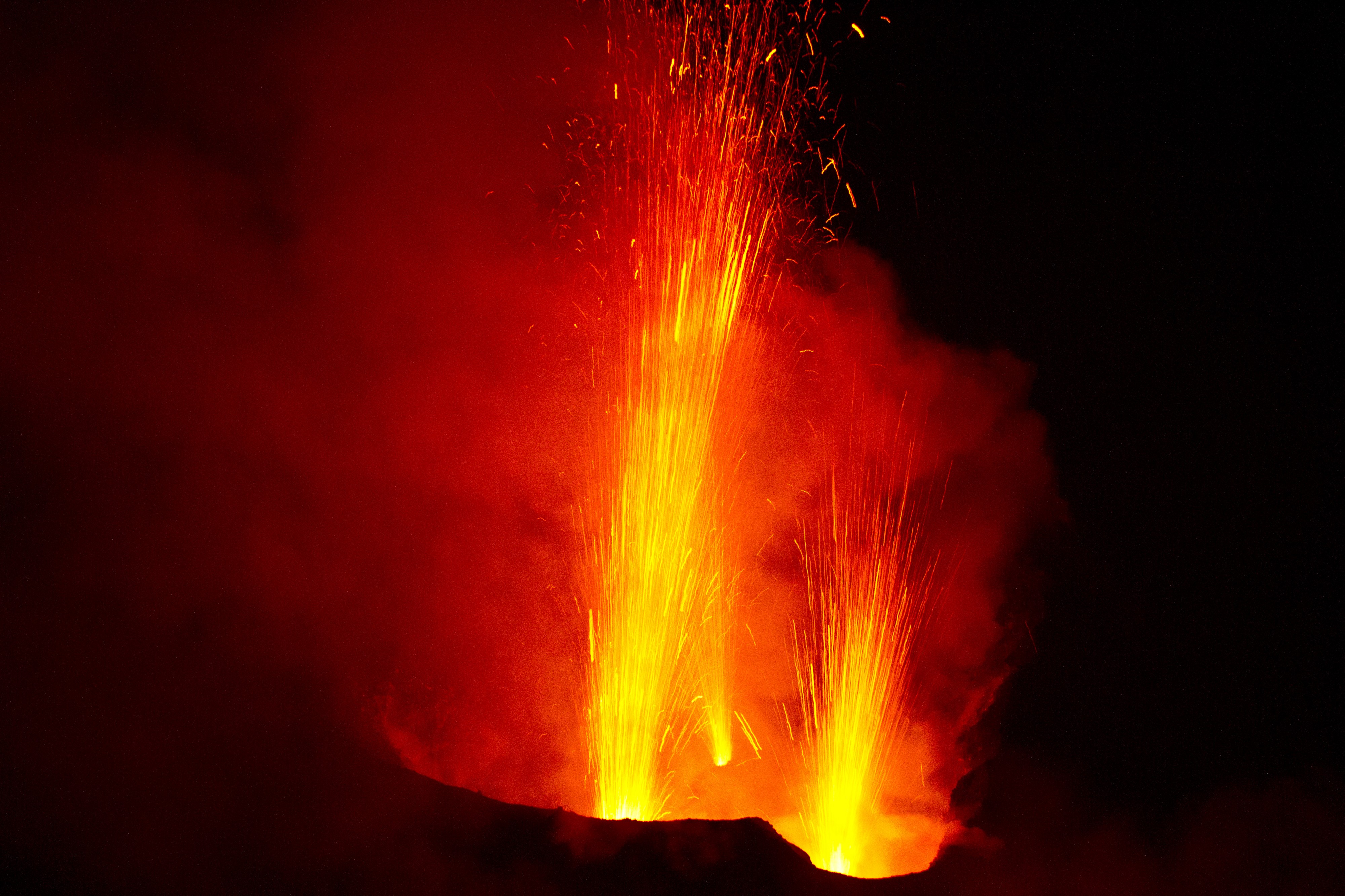 Stromboli. Eruptions of volcanic bombs1