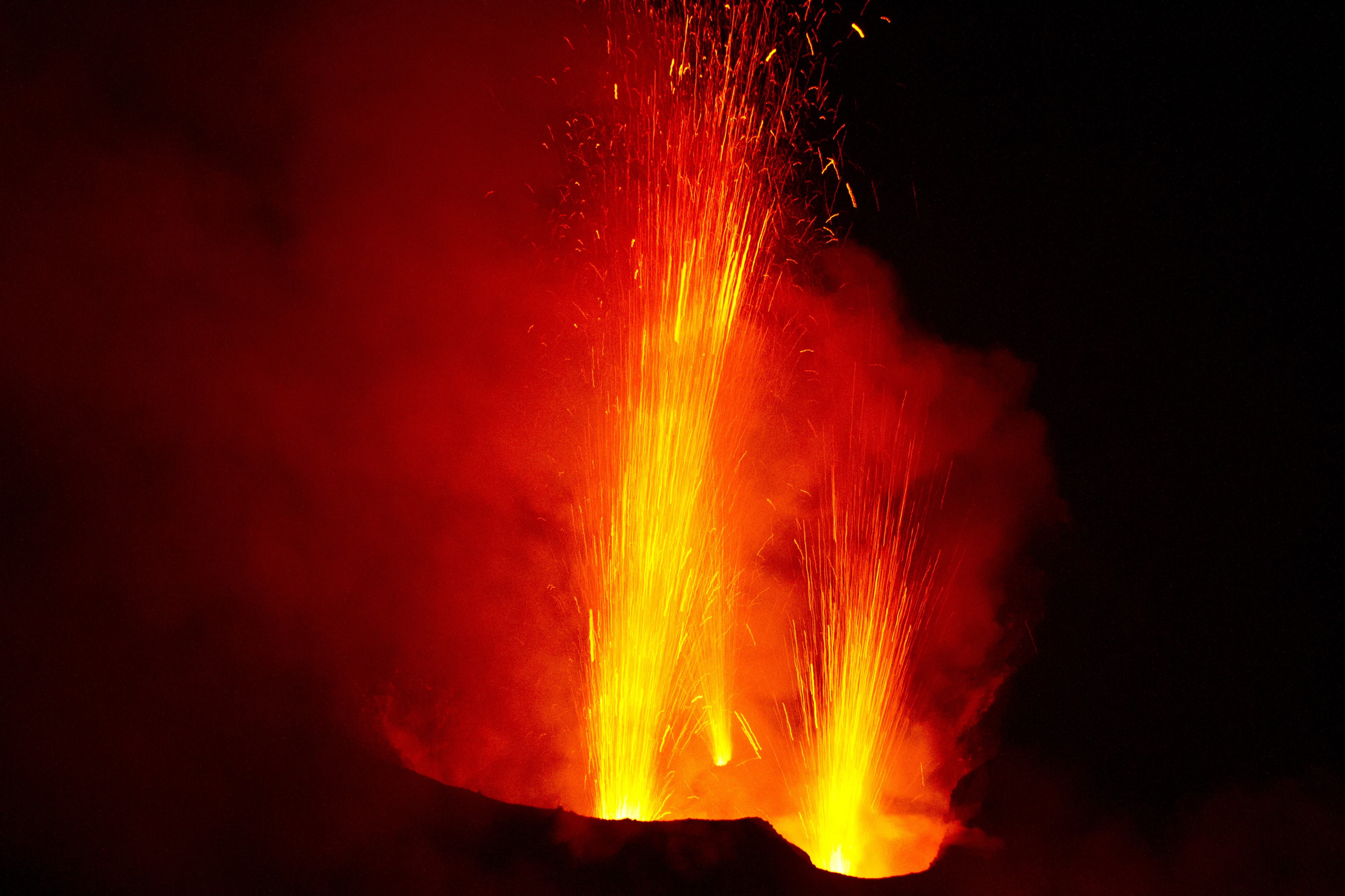 Stromboli. Eruptions of volcanic bombs1