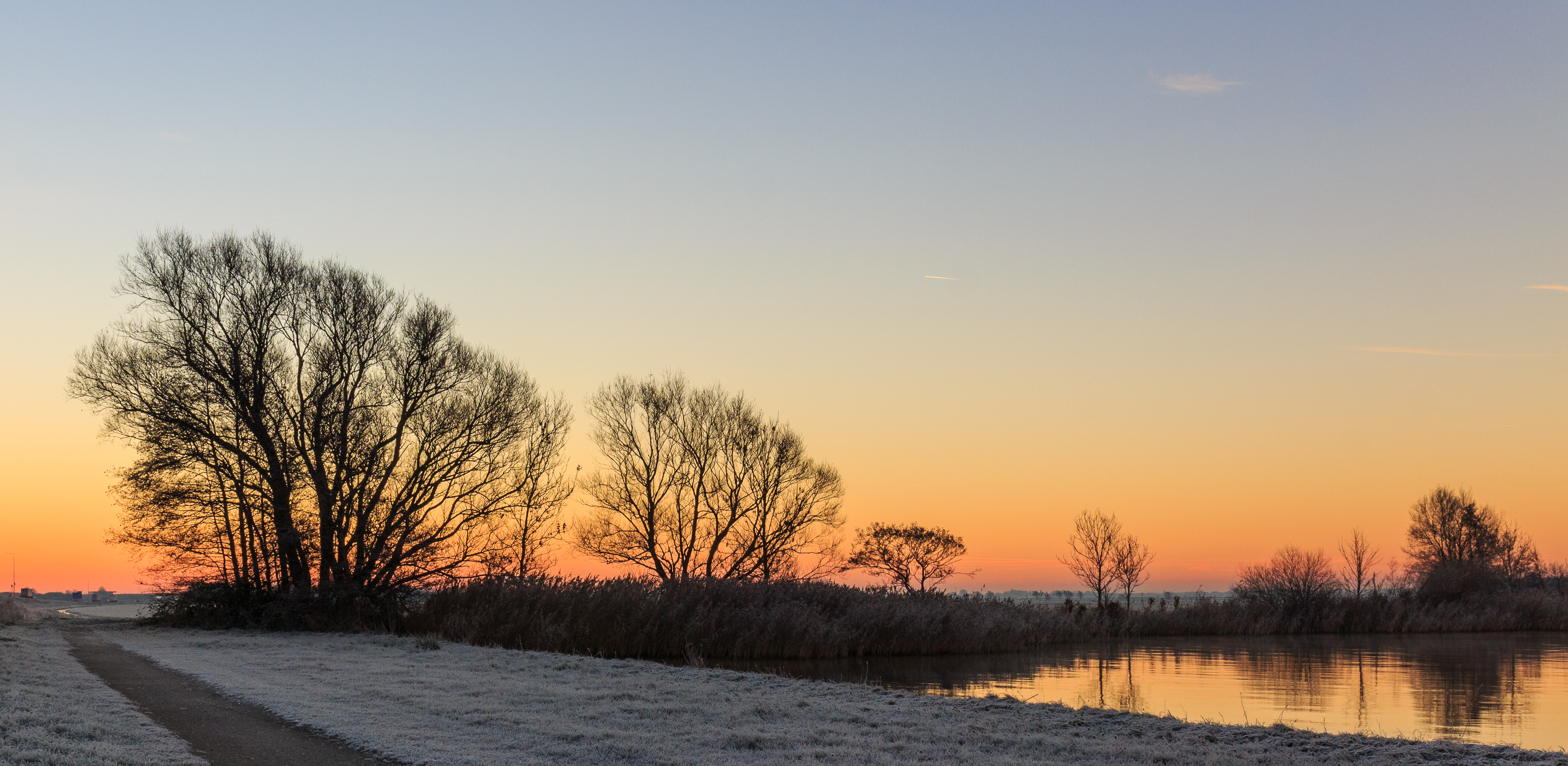Zon komt op boven een winters landschap. Locatie, Langweerderwielen (Langwarder Wielen) en omgeving 03