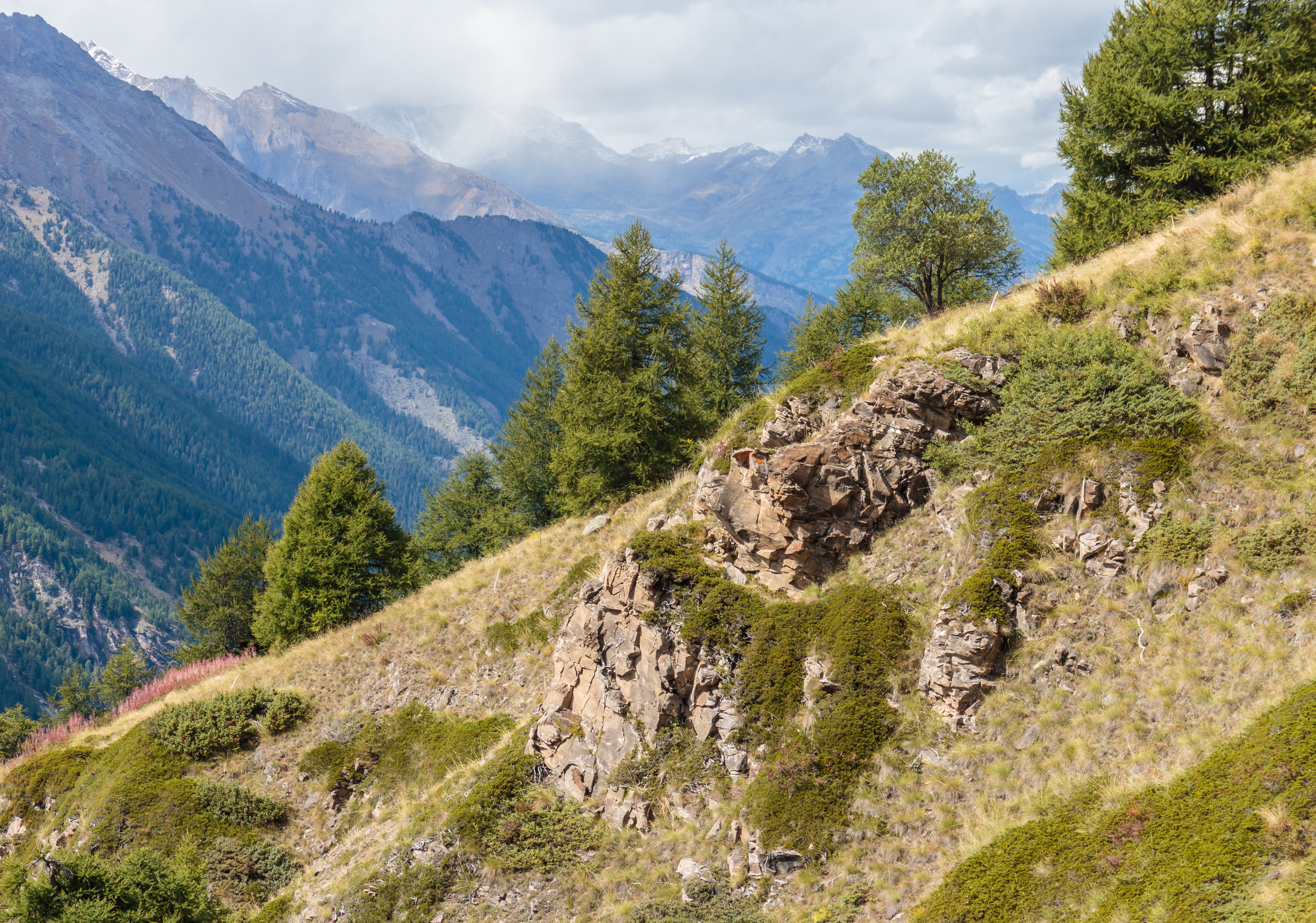 Bergtocht van Gimillan (1805m.) naar Colle Tsa Sètse in Cogne Valley (Italië). Zicht op rotsformatie en dal