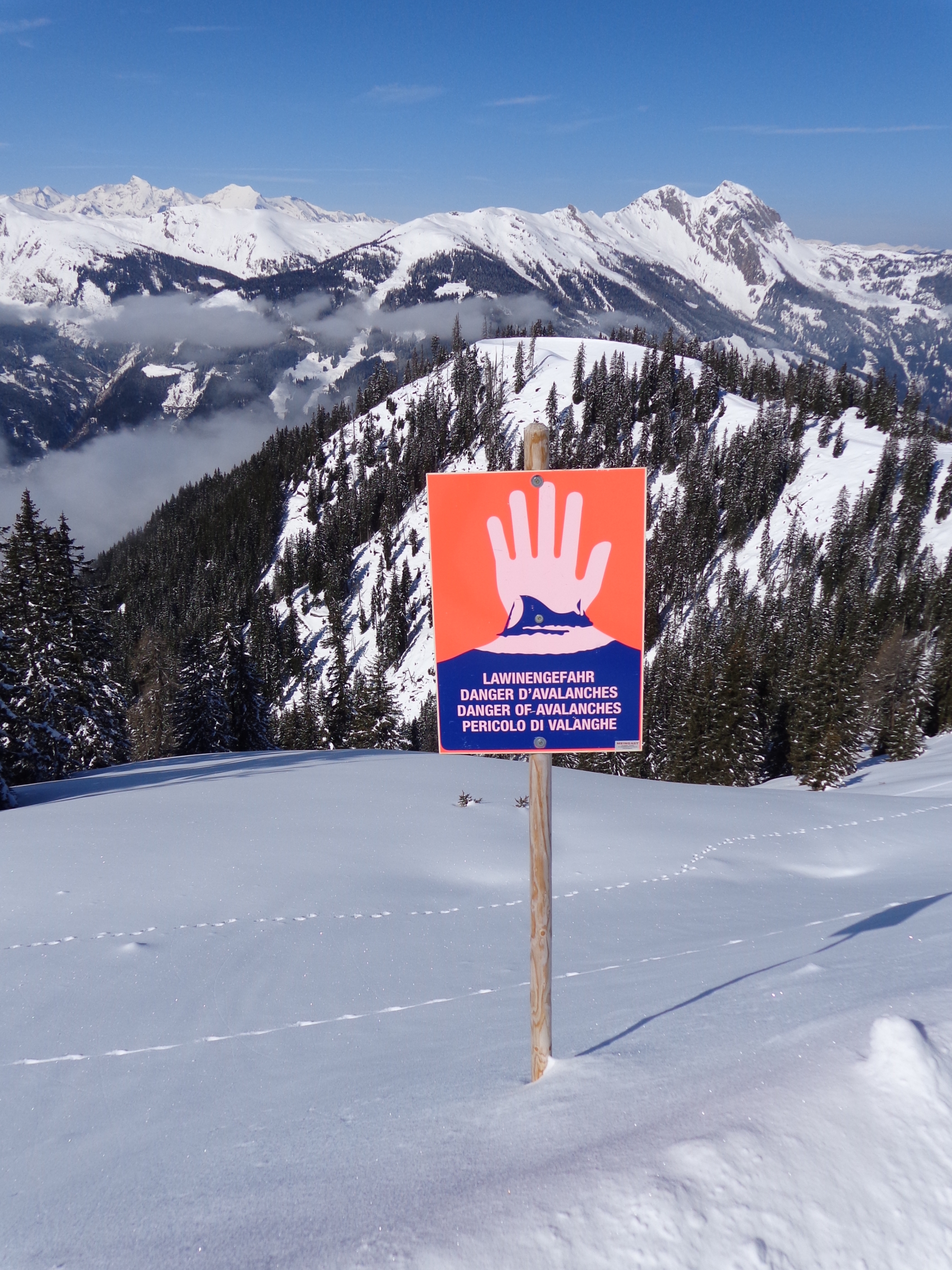 Lawinengefahr-Warnschild in Österreich -1
