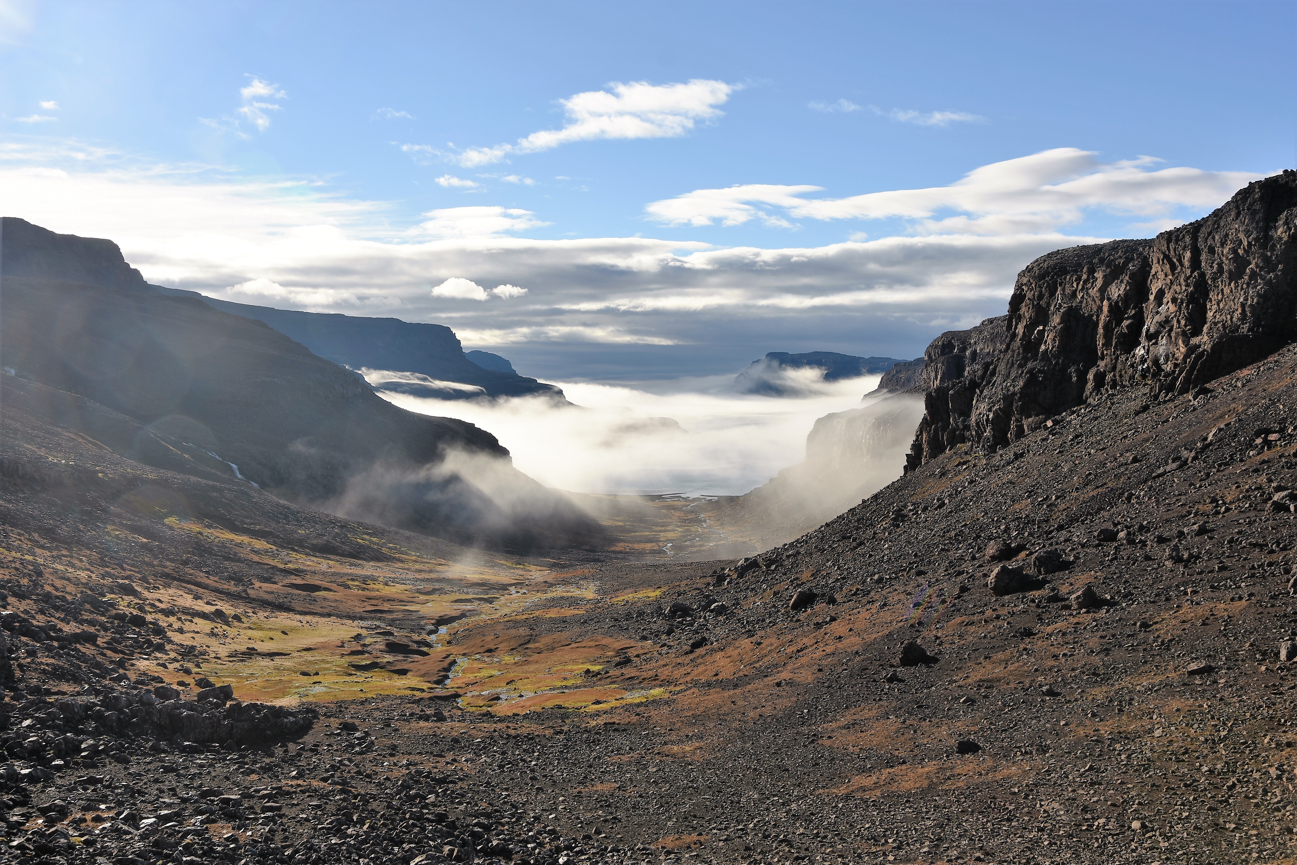 Lever du jour sur une vallée humide Kerguelen