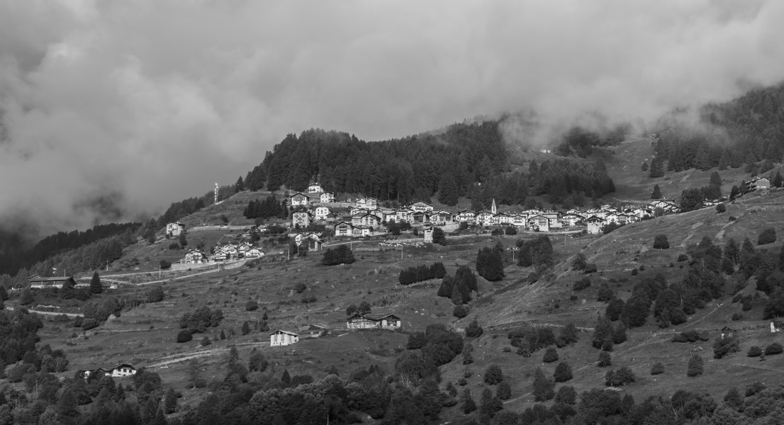 Bergtocht van Cogolo di Peio naar M.ga Levi in het Nationaal park Stelvio (Italië). Zicht op Peio Paese