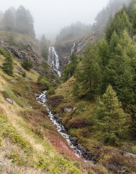 Bergtocht van Gimillan (1805m.) naar Colle Tsa Sètse in Cogne Valley (Italië). Waterval boven Gimillan gedeeltelijk in de mist 01