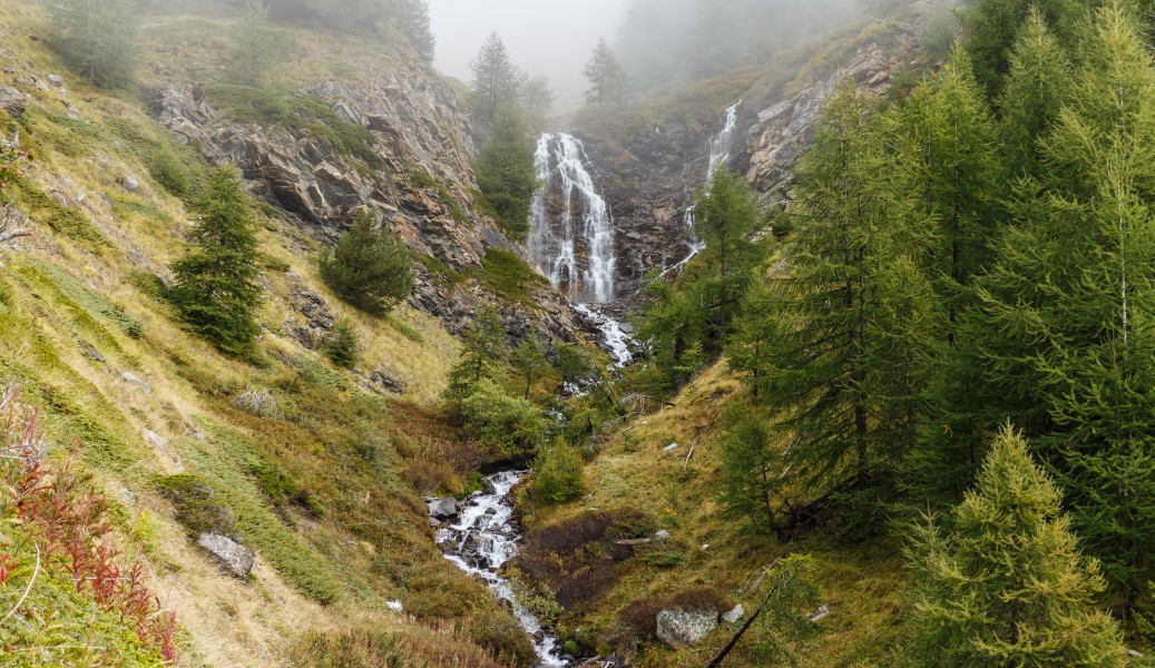 Bergtocht van Gimillan (1805m.) naar Colle Tsa Sètse in Cogne Valley (Italië). Waterval boven Gimillan gedeeltelijk in de mist 02