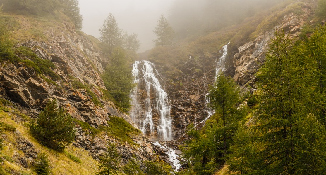 Bergtocht van Gimillan (1805m.) naar Colle Tsa Sètse in Cogne Valley (Italië). Waterval boven Gimillan gedeeltelijk in de mist 03
