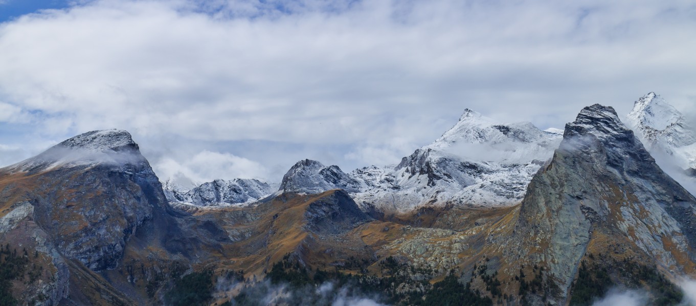 Bergtocht van Gimillan (1805m.) naar Colle Tsa Sètse in Cogne Valley (Italië). Zicht op de omringende alpentoppen van Gran Paradiso 001