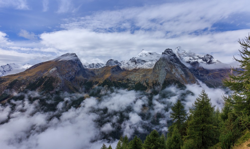 Bergtocht van Gimillan (1805m.) naar Colle Tsa Sètse in Cogne Valley (Italië). Zicht op de omringende alpentoppen van Gran Paradiso 01