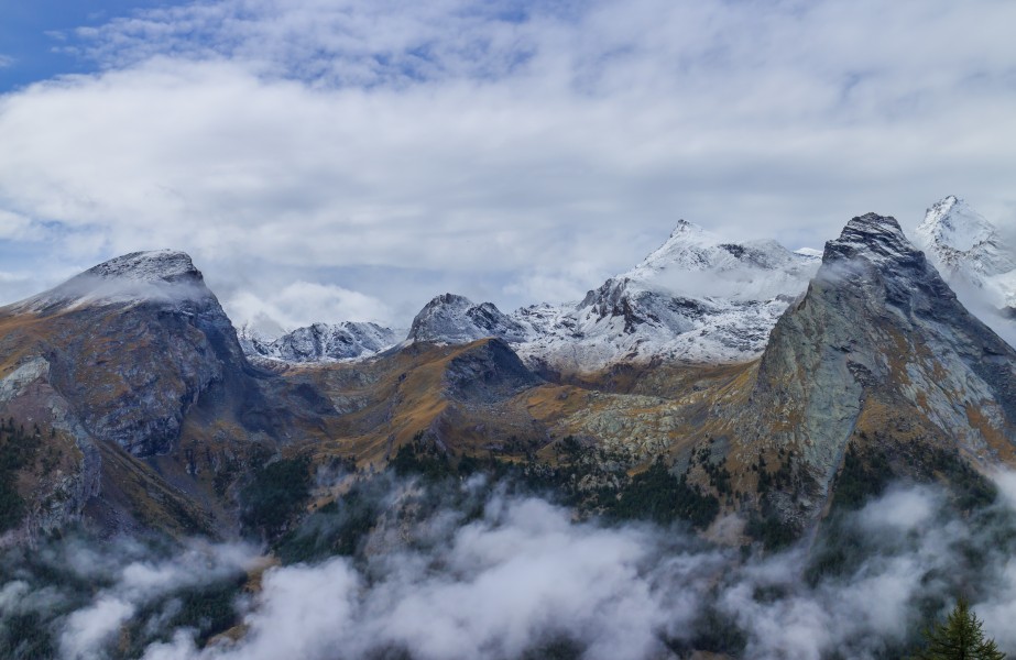 Bergtocht van Gimillan (1805m.) naar Colle Tsa Sètse in Cogne Valley (Italië). Zicht op de omringende alpentoppen van Gran Paradiso 03
