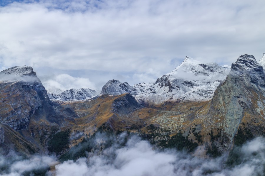 Bergtocht van Gimillan (1805m.) naar Colle Tsa Sètse in Cogne Valley (Italië). Zicht op de omringende alpentoppen van Gran Paradiso 04