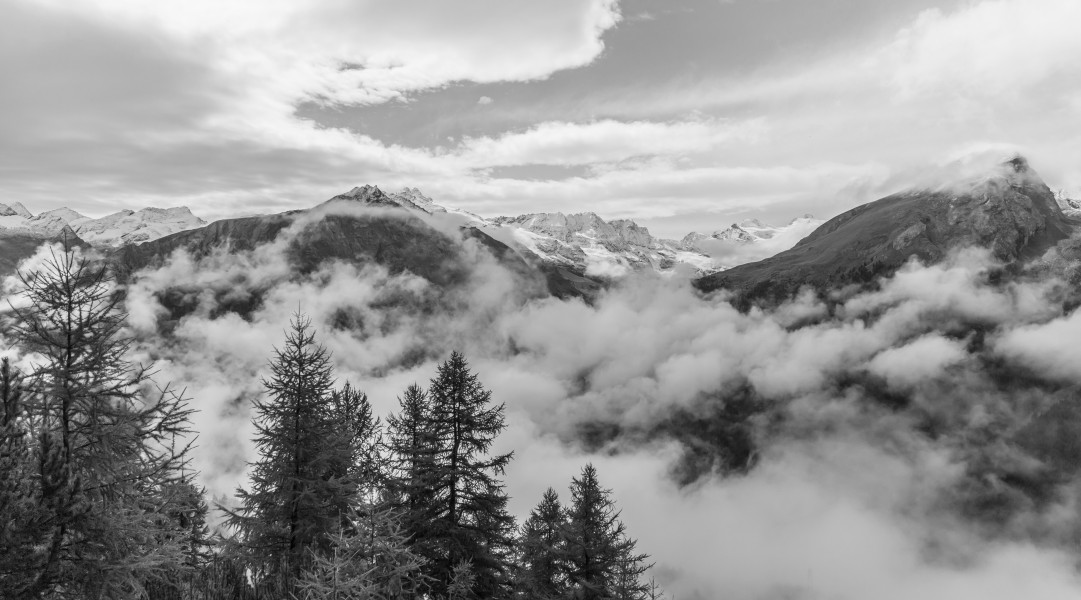 Bergtocht van Gimillan (1805m.) naar Colle Tsa Sètse in Cogne Valley (Italië). Zicht op de omringende alpentoppen van Gran Paradiso 13