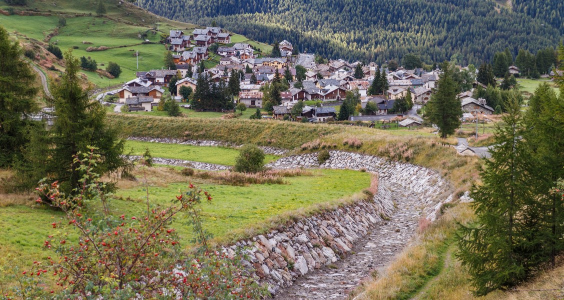 Bergtocht van Gimillan (1805m.) naar Colle Tsa Sètse in Cogne Valley (Italië). Zicht op Gimillan (1805m.)