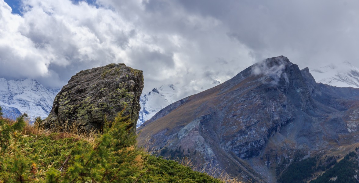 Bergtocht van Gimillan (1805m.) naar Colle Tsa Sètse in Cogne Valley (Italië). Zicht op grote vrijstaande rots 04