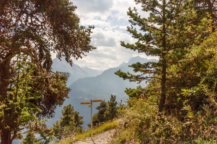 Bergtocht van Homene Dessus naar Vens in Valle d'Aosta. Doorkijkje vanaf het bergpad op omringende bergtoppen 01