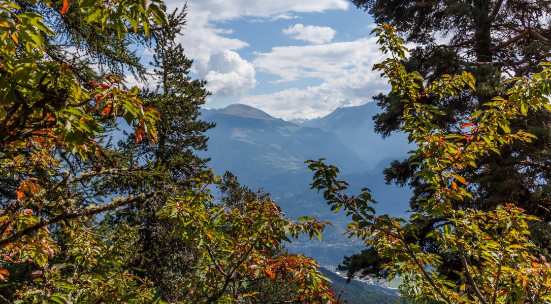 Bergtocht van Homene Dessus naar Vens in Valle d'Aosta. Doorkijkje vanaf het bergpad op omringende bergtoppen 03