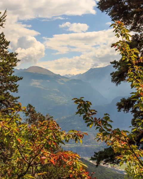 Bergtocht van Homene Dessus naar Vens in Valle d'Aosta. Doorkijkje vanaf het bergpad op omringende bergtoppen 04