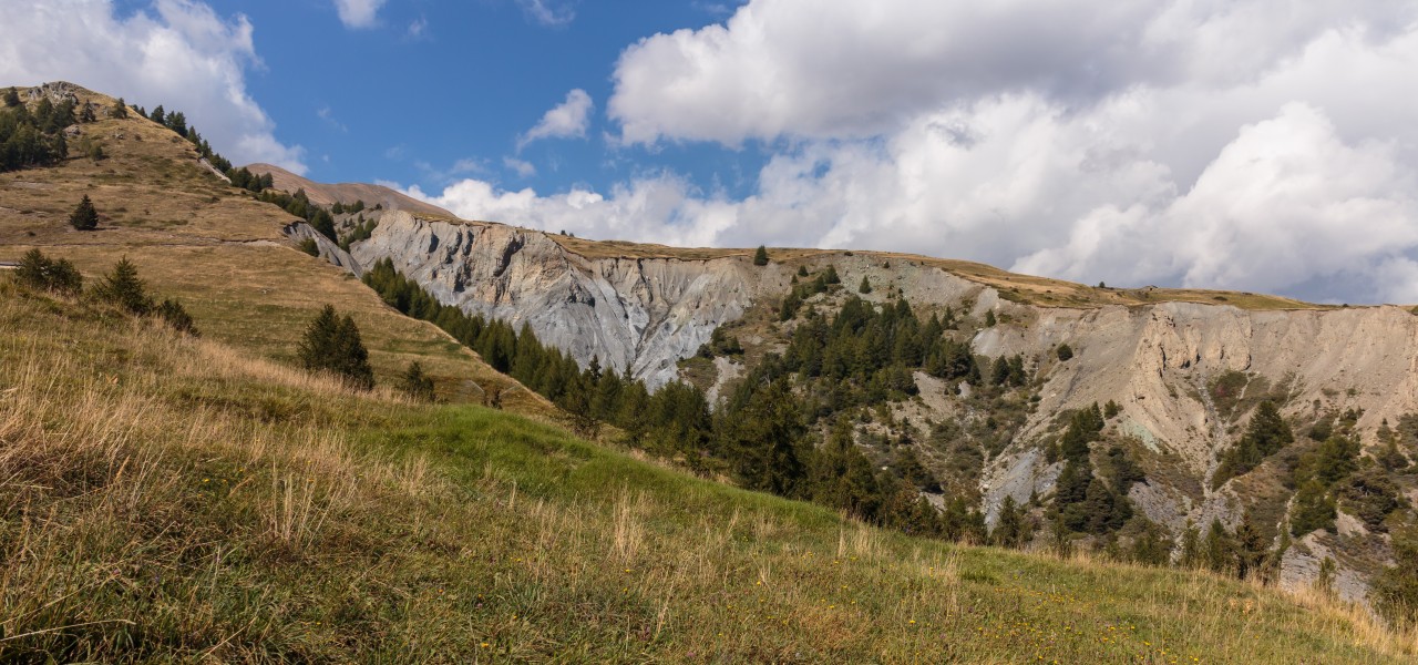 Bergtocht van Homene Dessus naar Vens in Valle d'Aosta. Zicht op rotsen met grillige erosievormen 05