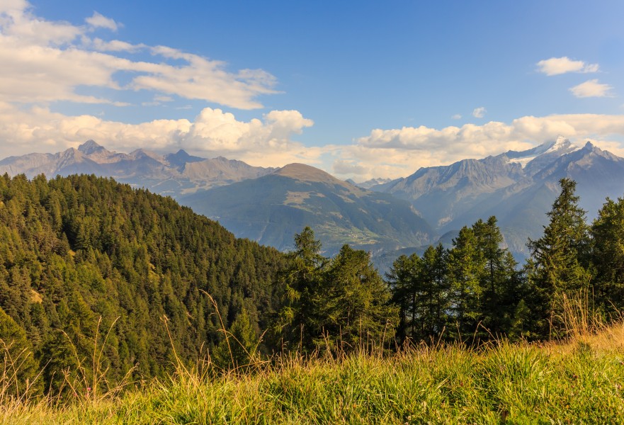 Bergtocht van Homene Dessus naar Vens in Valle d'Aosta. Zicht op Valle d'Aosta vanaf het bergpad 03