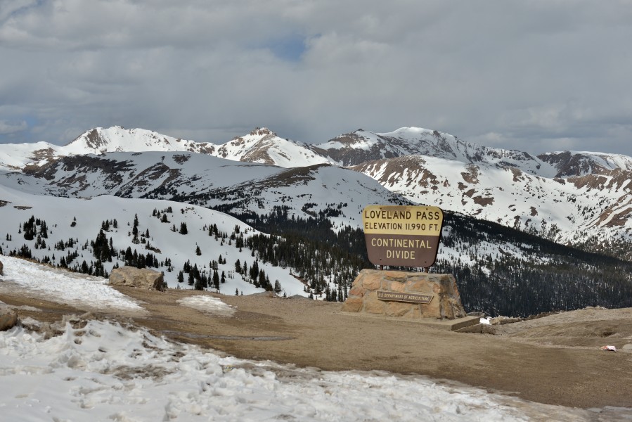 Continental divide on Loveland pass 3654 m